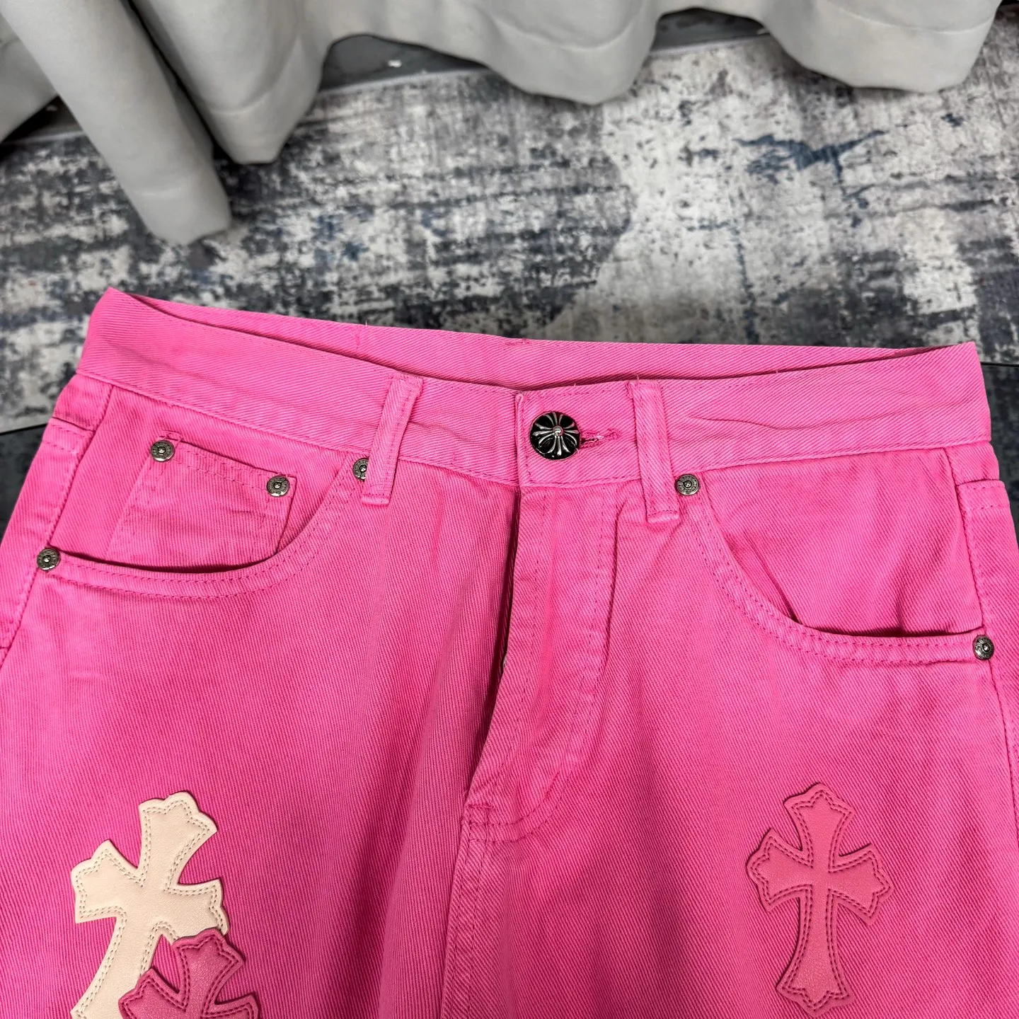 P260 Chrome hearts｜ch Chrome Hearts Limited Barbie Pink Leather Jeans for Girls - Charming dopamine personalized jeans, indispensable for fashionistas, the same model for celebrities, and one touted by many bloggers. This new pair of pants is perfect in terms of shape and upper body. It is no exaggeration to say that making a pair of jeans is equivalent to making 20 short-sleeved pieces. The fabric is made of high-quality imported denim. It has a unique high-end texture. I am very satisfied with it after washing and proofing several times.  Color: Barbie Pink Size: 28/30/32/34 Waist: 74/76/78/80 Pants Length: 101/102/103/104